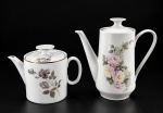 PORCELANA (RENNER /S)  - (2) Bules confeccionados em porcelana branca vitrificadas , sendo (A) - 1 para chá da manufatura Rennner , medida : 15 cm e (B) - 1 bule para café da manufatura S  , medida : 22 cm , ambos com decoração floral .