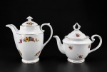 PORCELANA - Lote com (2) bules em porcelana branca vitrificada , sendo (A) - 1 bule para café da manufatura Real , medida : 23 cm e (B) - 1 bule para chá da manufatura Itaqui Paraná , medida: 21 cm , decoração com motivos florais e bordas filetadas à ouro .