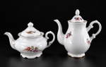 PORCELANA (SCHMIDT / BARÃO DO RIO BRANCO) - (2) Bules em porcelana branca vitrificada , sendo (A) - 1 bule para chá da manufatura Schmidt , medida : 17 x 23 cm e - (B) - 1 bule para café da manufatura Barão do Rio Branco , medindo :  22 x 22 cm , ambos com decoração floral bordas filetadas à ouro .