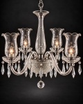 LUSTRE, um (1) lustre para quatro confeccionado em cristal translucido, ao estilo clássico, com quatro braços curvos, quatro tulipas em cristal transparente com bordas onduladas e motivos florais gravados, estrutura com acabamento prateado, corpo central trabalhado e ornamentação com numerosos pingentes em cristal lapidado, em formato de gotas e esfera central multifacetada, podendo apresentar pequenos bicados, possui canopla, medindo 70cm de altura com a canopla.