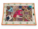 TAPEÇARIA, uma (1) tapeçaria decorativa de inspiração indiana, confeccionada artesanalmente em tecido, com elaborada técnica de patchwork, composta por múltiplos retalhos de tecidos multicoloridos, apresentando ricos trabalhos de bordados, aplicações ornamentais, pedrarias e pequenos elementos brilhantes. Composição central com motivos florais, geométricos e figuras estilizadas, predominando tonalidades de rosa, vermelho, azul, verde, dourado e bege. Larga cercadura em tecido claro, ornamentada com bordados florais e medalhões circulares em verde, finalizada por debrum em tom alaranjado. Peça de caráter étnico e decorativo, representativa da tradição têxtil do artesanato indiano, apresentando marcas de uso, rasgos, no estado da foto, medindo 100x145cm.