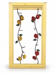 DIVERSOS, dois (2) candelabros decorativos de parede, confeccionados em metal trabalhado, apresentando estrutura em forma de ramos sinuosos, ornamentados com delicadas rosas em relevo, pintadas em tons de amarelo e vermelho, acompanhadas de folhagens verdes e hastes em tonalidade castanha. Possuem suportes circulares para acomodação de bobeches de vidro, integrando composição floral de inspiração romântica e artesanal. Acondicionados em moldura retangular de madeira com patina, apresentando sinais de inchaço, medindo 114x64,5cm.