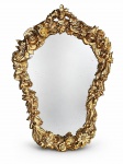 ESPELHO, um (1) espelho de parede, de formato ovalado, em estilo Barroco Italiano, com exuberante moldura em madeira entalhada com pintura dourada, ricamente ornamentada em alto-relevo com motivos florais, rosas, folhagens, volutas e arabescos, apresentando coroamento superior trabalhado, OBSERVAÇÃO, NÃO PODERÁ SER ENVIADO POR CORREIOS OU JADLOG, medindo 105x73cm.