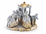ESCULTURA, um (1) grupo escultórico confeccionado em biscuit com pintura na tonalidade cinza e dourada representando fidalgos e carroceria, decorada por elementos vegetalistas em relevo e recortes, apresenta sinal de restauro e quebra nas mãos, medindo 17x25,5x16cm.