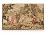 TAPEÇARIA, uma (1) tapeçaria decorativa ao estilo GOBELIN, de inspiração francesa, apresentando composição figurativa de caráter bucólico e romântico, ao gosto rococó do século XVIII, retratando cena galante com quatro personagens em trajes aristocráticos de época, em meio a jardins floridos e paisagem campestre, moldura em madeira com patina dourada, apresentando desgastes na moldura, medindo 98x153cm.