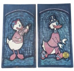 QUADROS, duas (2) talhas em madeira entalhada e policromada, com representações estilizadas de personagens do universo Disney, sendo um segurando moeda e outro tocando violino, leves falhas na madeira, medindo 44x23,5cm.
