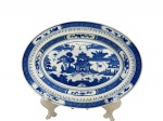 PORCELANA ORIENTAL, uma (1) travessa decorativa confeccionada em porcelana na tonalidade branca, decorado por paisagem oriental, laços e elementos geométricos na técnica BLUE AND WHITE, medindo 25,5x18,5cm. Marcado no verso.