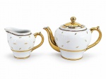 PORCELANA MONTE ALEGRE, duas (2) peças confeccionadas em porcelana na tonalidade branca, decorado por folhagens, filetes em ouro e faixa na tonalidade marrom, tampa e bico em vasta douração, apresentando falhas na douração, sendo: A) 1 bule para chá, medindo 16x23x10cm e B) 1 leiteira, medindo 12x15x7cm.