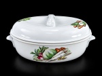 PORCELANA REAL CALORAMA, uma (1) legumeira refratária confeccionada em porcelana na tonalidade branca, decorada por legumes e verduras em policromia e pega da tampa com fio de cabelo, medindo 12x27x17cm.