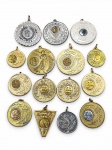 MEDALHAS, quinze (15) medalhas esportivas e comemorativas, em metal dourado e prateado, de diferentes formatos e dimensões, com motivos em relevo alusivos a competições, premiações e modalidades esportivas. Algumas com argolas para suspensão. Peças no estado.