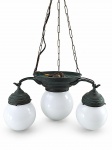 LUSTRE, um (1) lustre para quatro lâmpadas confeccionado em metal com patina esverdeada, cinzelado perolado e escalonado, com cúpulas dita BOLA em vidro opalinado na tonalidade branca, sustentado por 3 correntes em metal dourado com canopla com acabamento em madeira, peça totalmente original, em bom estado de conservação, medindo 108cm de altura com a corrente e 40cm de diâmetro.