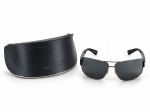 GIORGIO ARMANI, um (1) óculos de sol masculino, modelo GA 591/S GC4KV, fabricação italiana (Made in Italy), com armação metálica em tom grafite, lentes escuras com desgastes de formato retangular e hastes pretas em material sintético. Acompanha estojo original da marca com desgastes. Apresenta sinais de uso, medindo 5x16x14cm.