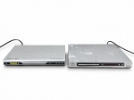 ELETRÔNICOS, dois (2) aparelhos de DVD, sendo: A) um (1) BRITÂNIA IMAGE DVD PLAYER, acabamento prateado, com entrada para microfone e comandos frontais; B) um (1) PHILIPS DVP625 DVD VIDEO PLAYER, acabamento prateado. Ambos com cabos de alimentação, apresentando sinais de uso, riscos e desgastes, mais acentuados no aparelho Philips. Funcionamento não testado. Peças no estado.