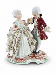 ESCULTURA, um (1) grupo escultórico confeccionado em porcelana na tonalidade branca da manufatura REBIS, representando casal de fidalgos em policromia, vestes em rendas vazadas, base oval com recorte de voluta, apresentando quebrados nas rendas, medindo 15x12,5x8,5cm.