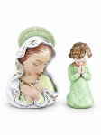 ARTE SACRA, duas (2) peças, sendo: A) uma representação de Nossa Senhora, em atitude de oração, com manto branco ornamentado com detalhes dourados e halo em tom verde, bicado no resplendor, medindo 12,5x8,5cm e B) uma figura infantil em oração, trajando veste verde, colado no pescoço, medindo 10cm.