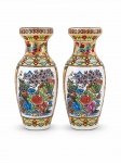 PORCELANA ORIENTAL, par (2) de vasos confeccionados em porcelana oriental na tonalidade branca, rica decoração floral, vegetalista e geométrico em policromia sobre fundo creme e branco, medindo 16cm de altura.