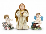 ARTE SACRA, três (3) figuras angelicais confeccionadas em resina de modelos, tamanhos e decorações distintas, apresenta quebra em 1 na asa e no dedo, maior medindo 25cm e menor 8,5cm.