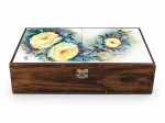 DIVERSOS, uma (1) caixa porta joias retangular, confeccionada em madeira escura, tampo decorado por azulejos com pintura floral em policromia, assinado GRAZIELA, interior em tecido aveludado na tonalidade vermelha, fecho em metal prateado, medindo 8x31x16cm.