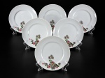 PORCELANA STEATITA, seis (6) pratos para sobremesa confeccionados em porcelana na tonalidade branca, decorada por flores e folhagens em policromia com realces em branco, medindo 19cm de diâmetro.