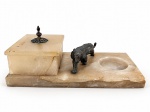 DIVERSOS, uma (1) caixa porta cartões confeccionada alabastro, decorada por escultura de tigre em bronze, cavidade para cinzeiro em metal (ausência do mesmo) pega da tampa em bronze com cinzelado floral, apresenta bicados e ranhuras, medindo 11x30x14cm.