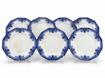 Johnson Bros "Royston", sete (7) pratos rasos dodecagonais confeccionadas em faiança inglesa na tonalidade branca, decorada por elementos florais e vegetalistas na tonalidade azul borrão, 2 apresentam marcas do tempo, medindo 22,5cm de diâmetro, vestígios de douração na borda.