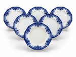 Johnson Bros "Royston", seis (6) pratos rasos dodecagonais confeccionadas em faiança inglesa na tonalidade branca, decorada por elementos florais e vegetalistas na tonalidade azul borrão, 2 apresentam marcas do tempo, medindo 22,5cm de diâmetro, vestígios de douração na borda.