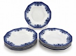 Johnson Bros "Royston", onze (11) pratos fundos dodecagonais confeccionadas em faiança inglesa na tonalidade branca, decorada por elementos florais e vegetalistas na tonalidade azul borrão, medindo 22,5cm de diâmetro, 3 com marcas do tempo e fio de cabelo e 2 bicados.