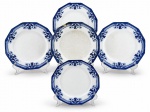 Johnson Bros "Royston", cinco (5) pratos dodecagonais confeccionadas em faiança inglesa na tonalidade branca, decorada por elementos florais e vegetalistas na tonalidade azul borrão, sendo 4 rasos (2 com bicados e marcas do tempo), medindo 23cm e 2 com leves marcas do tempo e 1 prato para sobremesa, restauro na borda, medindo 18cm.