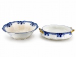 Johnson Bros "Royston", duas (2) peças dodecagonais confeccionadas em faiança inglesa na tonalidade branca, decorada por elementos florais e vegetalistas na tonalidade azul borrão, sendo: A) 1 sopeira sem tampa, medindo 6x28x17cm 6x28x17cm e B) 1 saladeira, medindo 8x26cm, bicado na borda e marcas do tempo.