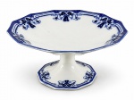 Johnson Bros "Royston", uma (1) fruteira dodecagonal confeccionada em faiança inglesa na tonalidade branca, decorada por elementos florais e vegetalistas na tonalidade azul borrão, bicados, fios de cabelo e craquele, medindo 11,5x23,5cm.