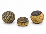DIVERSOS, três (3) peças, sendo: A) 2 esferas decorativas confeccionadas em resina com moldagem de folhagens e elementos geométricos, medindo 10cm e B) 1 caixa porta joias em madeira patinada com pintura floral e realces relevados, apresentando desgastes na patina, no estado, medindo 5,5x8cm.