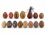 DIVERSOS, quinze (15) ovos decorativos confeccionados em madeira de modelos, tamanhos e decorações distintas, maior medindo 8cm e menor 5,5cm.