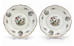 PORCELANA KPM, par (2) de medalhões confeccionados em porcelana polaca na tonalidade creme, decorada por elementos florias, pavões e vegetalistas em policromia com realces de arabesco em relevo na pasta, borda filetada a ouro, 1 apresentando bicado na borda, ambos com falhas na douração, medindo 31,5cm.