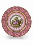 PORCELANA PD 541, um (1) medalhão confeccionado em porcelana na tonalidade branca, ricamente decorada por cena galante em policromia, ricamente adornada por guirlanda floral e vegetalista em vasta douração sobre fundo rosa, borda filetada a ouro com falhas na douração, medindo 32cm de diâmetro.