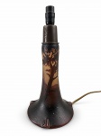 ABAJUR, um (1) abajur para uma lâmpada confeccionado em pasta de vidro na tonalidade âmbar, decorado por paisagem campestre na tonalidade vinho, assinado RICHARD, necessita troca na fiação, medindo 26,5cm de altura.