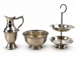 METAL PRATEADO, lote com três (3) peças confeccionadas em metal espessurado a prata, sendo: A) 1 ânfora, corpo liso com faixas horizontais relevadas, alça em elementos vegetalistas em vazados, borda recortada e base circular escalonada, medindo 16x8x3,5cm, B) 1 tigela da manufatura CARDIFE, corpo liso e borda com frisos torcidos, falhas na prateação interna, medindo 7x13cm e C) 1 porta petit four de 2 estágios da manufatura BRISTOL, mossa no prato inferior, medindo 21cm.