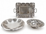 METAL PRATEADO, três (3) peças confeccionadas em metal espessurado a prata, ricamente cinzeladas pór elementos vegetalistas em vazados e recortes na borda, sendo; A) 1 bandeja retangular da manufatura ART PRATA, com falhas na prateação, medindo 39x26,5cm, B) 1 fruteira da manufatura WOLFF, medindo 30cm, sinais de uso e C) 1 fruteira menor da manufatura REGIA, possivelmente com banho de níquel, medindo 6,5x22,5cm.