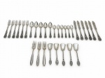 FAQUEIRO, lote com vinte e uma (21) peças confeccionadas em metal espessurado a prata com cinzelados vegetalistas de modelos distintos, sendo; A) 6 pequenos garfos para peixes, B) 6 pequenas facas para peixes, C) 5 colheres para sobremesa, D) 5 colheres para chá, E) 6 colheres para café e F) 3 garfos para sobremesa distintos.