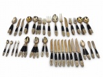 FAQUEIRO, um (1) faqueiro com quarenta e oito (48) peças confeccionadas em metal dourado tailandês com cabo em chifre polido com acabamento cinzelado por figura de buda em relevo, sendo; A) 8 facas para jantar, B) 8 garfos para jantar, C) 8 colheres de sopa, D) 10 colheres para sobremesa, E) 2 colheres para sopa de outro modelo, F) 2 garfos para petiscos, G) 2 colheres para molho e H) 2 espátulas para pastas e I) 6 peças de servir: 1 garfo e 1 faca trinchante, 1 garfo para peixe, 2 facas e 1 colher de arroz.