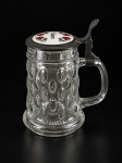 VIDRO, um (1) tankard confeccionado em vidro translucido com moldagem de formas ovais em relevo, tampa em pewter com placa em porcelana com decoração floral em policromia e inscrição RAINER, fios de cabelo, medondo 18,5x14x9cm.