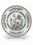 Bridgwood & Son (Anchor Pottery), um (1) prato decorativo confeccionado em faiança inglesa na tonalidade branca, decorada por flores, folhagens e elementos geométricos em policromia, medindo 25,5cm de diâmetro.