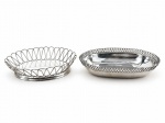METAL PRATEADO, duas (2) fruteiras ovais confeccionadas em metal espessurado a prata, A) 1 com borda decorada em aramados em vazados, base circular escalonada, necessitando solda em alguns pontos, medindo 6x26,5cm e B) 1 com borda aramadas ondulados em vazados da manufatura MERIDIONAL, necessitando solda, medindo 5,5x30x19cm.
