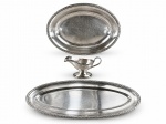 METAL PRATEADO, três (3) peças confeccionadas em metal espessurado a prata da manufatura WOLFF, com bordas cinzelada em escamas, sendo: A) 1 travessa oval, medindo 42x30cm, B) 1 travessa para peixe, medindo 50x20,5cm e C) 1 molheira, medindo 11x19x9cm. Peças com sinais de uso.