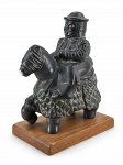 FERNANDO BOTERO, uma (1) reprodução da escultura "Hombre a caballo", confeccionado em cerâmica com pintura preta, apresenta restauro de durepoxi no nariz do cavalo, apoiado sobre base retangular em madeira, medindo 25x20x12cm. Não possui assinatura.