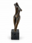 CELINA LISBOA, "Nu Feminino", escultura confeccionada em bronze, apoiada sobre base em mármore preto, apresentando bicados, medindo 27,5cm de altura.