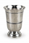 Émile Puiforcat, um (1) vaso confeccionado em metal francês espessurado a prata, corpo cinzelado por faixas peroladas e friso horizontal em baixo relevo, base circular escalonada, medindo 12,5x9cm. A Puiforcat é uma das casas de ourivesaria mais prestigiadas da França, hoje integrante do grupo Hermès.