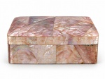 DIVERSOS, uma (1) caixa porta joias confeccionada em galalite na tonalidade rosa, interior em veludo na cor marrom, medindo 5x13x7,5cm.