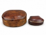 DIVERSOS, duas (2) caixas porta joias confeccionadas em couro na tonalidade marrom, maior decorada por perolados e friso prateado, de origem italiana, medindo 5x11,5x9cm e B) 1 de origem italiana, recortada na borda e filetes em dourado, medindo 3x7x5cm.