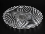 CRISTAL, um (1) prato para bolo confeccionado em cristal translucido, lapidado por gomos torcidos e borda dentada, medindo 32cm de diâmetro.