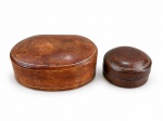 DIVERSOS, duas (2) caixas porta joias confeccionadas em couro na tonalidade marrom, maior decorada por friso dourado, de origem italiana, medindo 4x12x9cm e B) 1 redonda, sem marcação aparente, medindo 6cm.